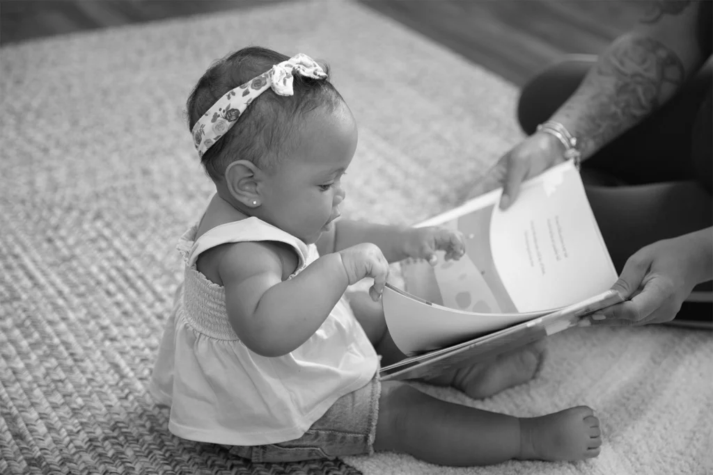 Bébé qui ouvre un livre