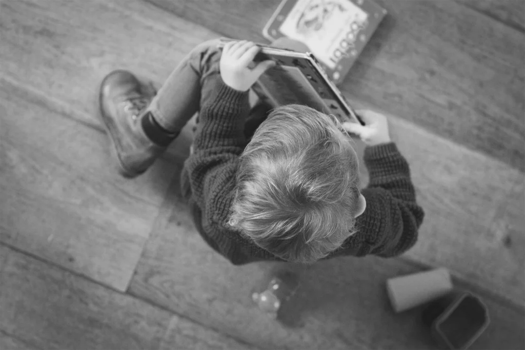 Enfant qui lit un livre